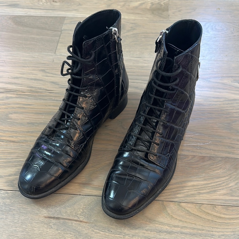 TOD’S Black Crocodile Pattern Boots